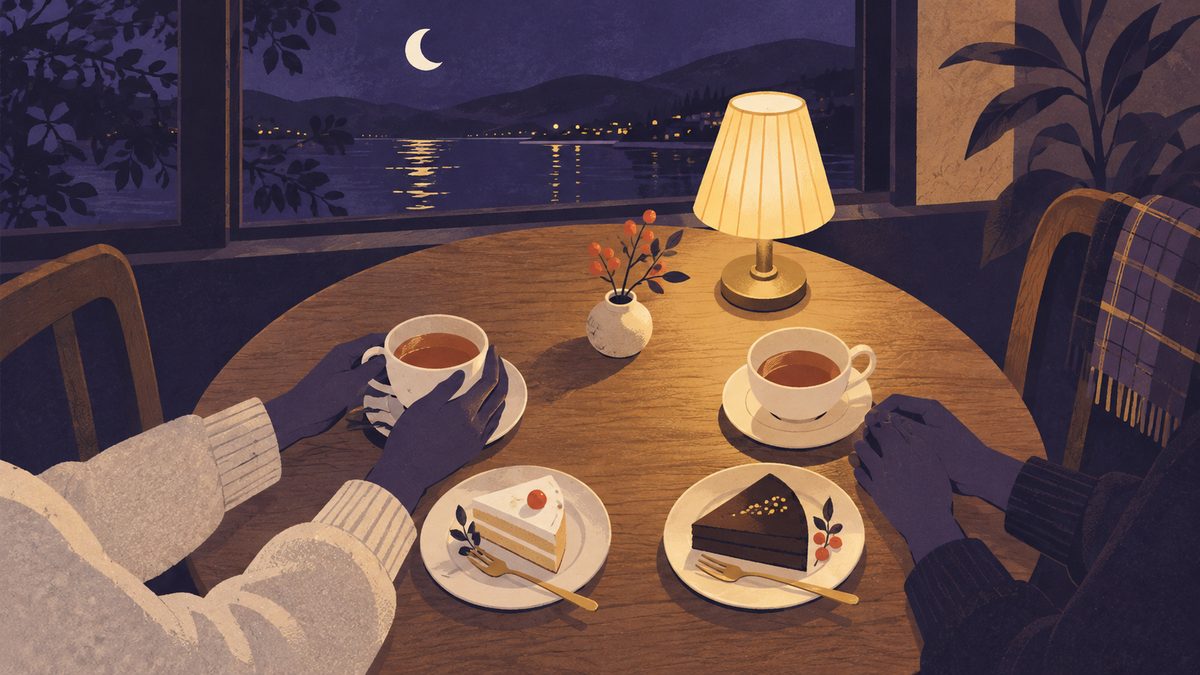 小さなカフェの窓ぎわの席で、向かい合った2人のカップとケーキ皿をテーブルの上から描いた場面。2人の手だけが見え、窓の外に三日月